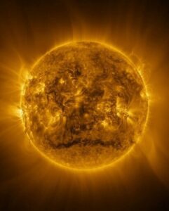 Membres de la SAB Beaune installant des télescopes avec filtres pour une séance publique d'observation du Soleil.